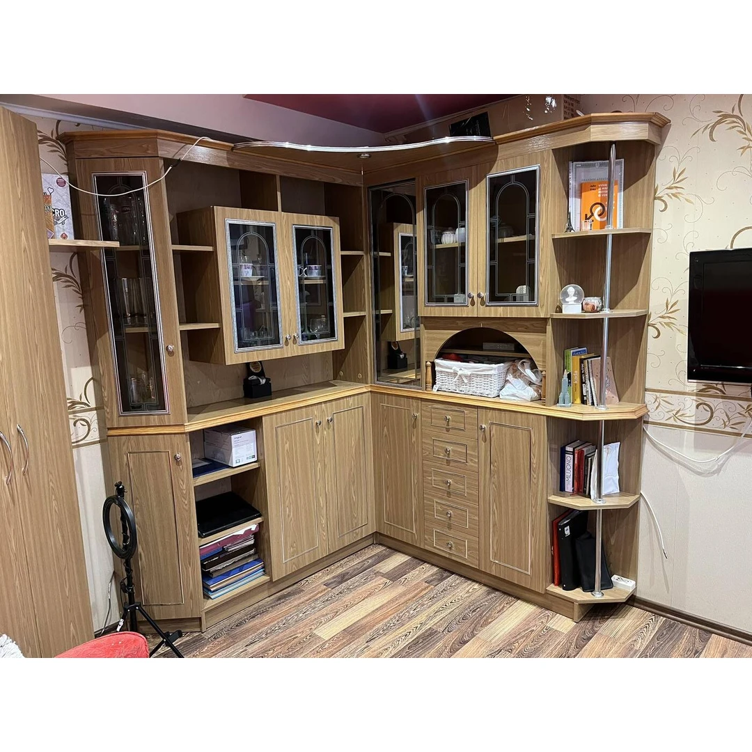 Erdvus sofos su minimaliu stiliumi