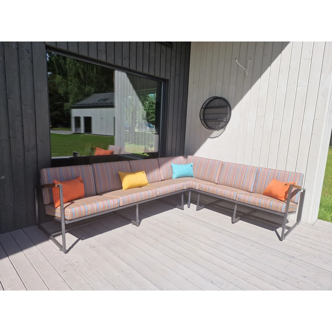 Kampinė sofa su metaliniu rėmu ir ąžuolinėmis detalėmis