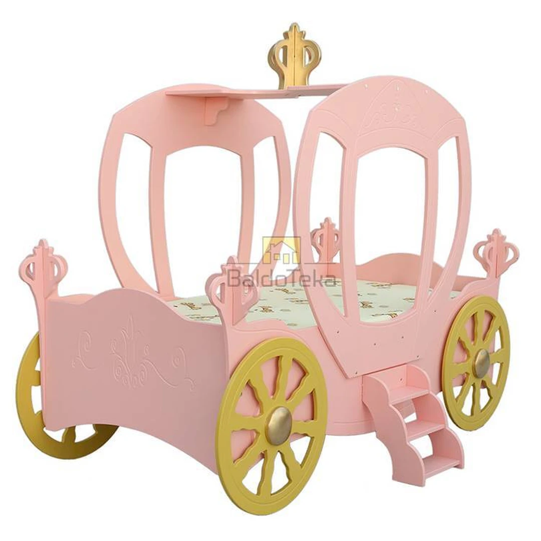 Rožinė medinė lova su tvirtomis grotelėmis ir čiužiniu