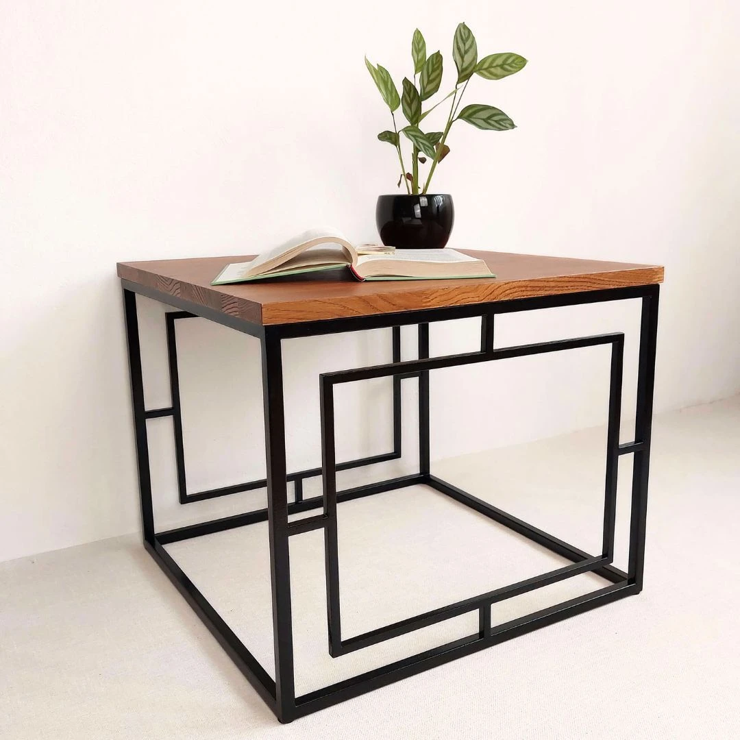 Elegantiškas žurnalinis staliukas plieniniu rėmu