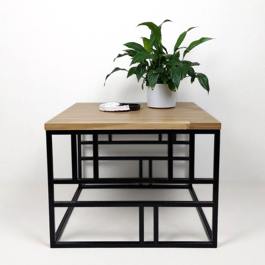 Minimalistinis stilių staliukas plieniniu rėmu