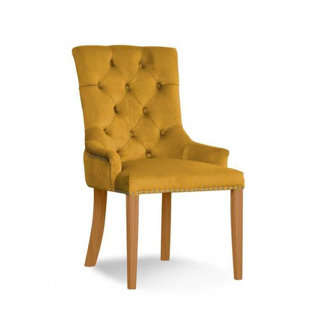 Minkšta AUGUST kėdė su ąžuolo kojomis ir chesterfield audiniu