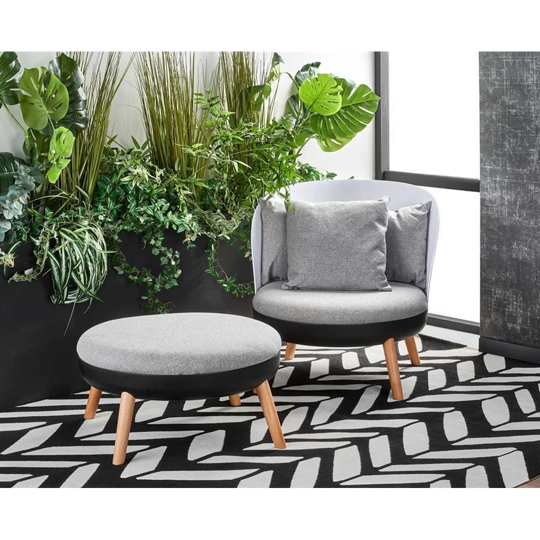 Stilinga pilka-juoda sofos pagalvė iš medžio masyvo