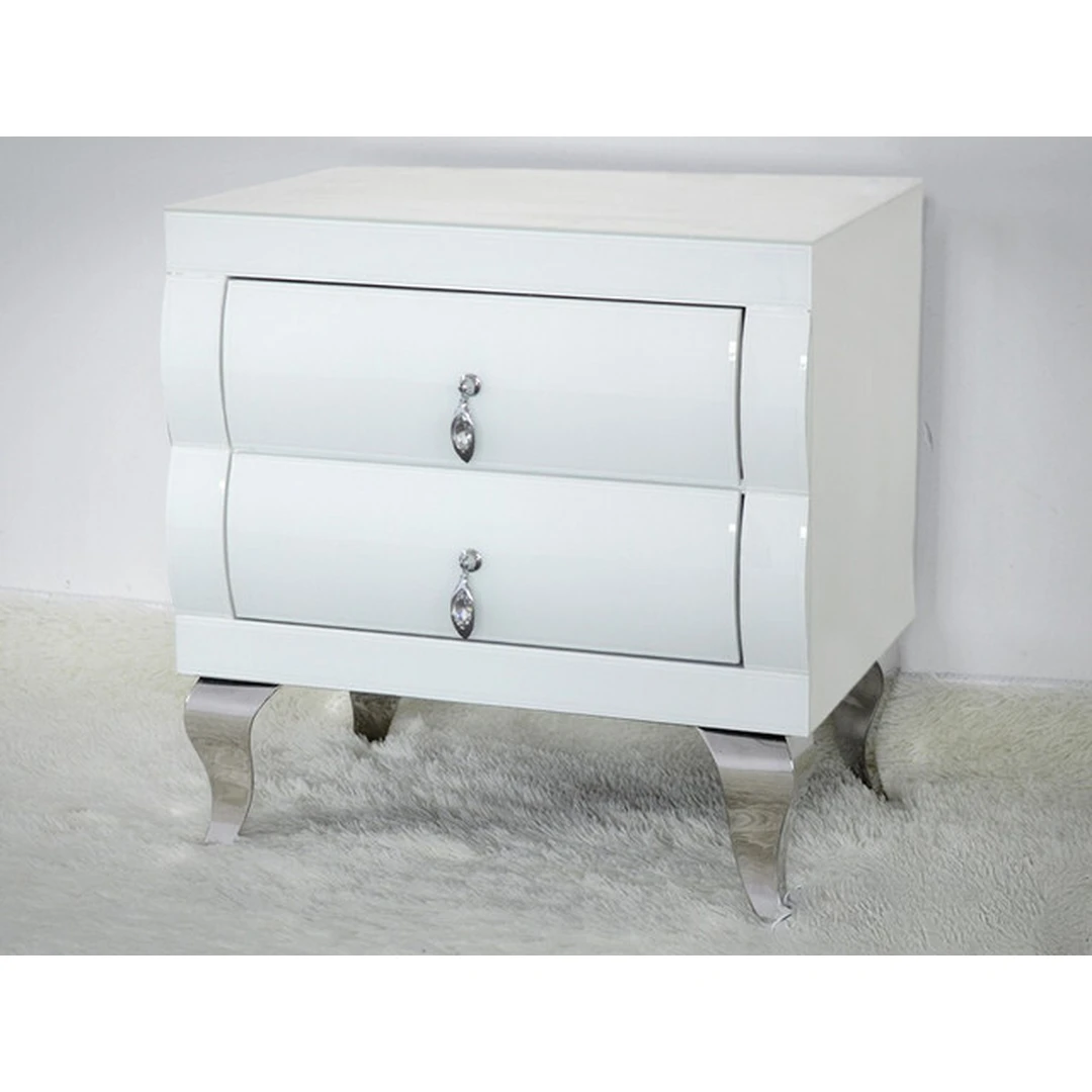 Baltas naktinis staliukas su stalčiais – miegamojo elegancija