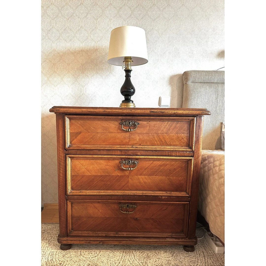 Vintažinė didelė komoda su trimis giliais stalčiais