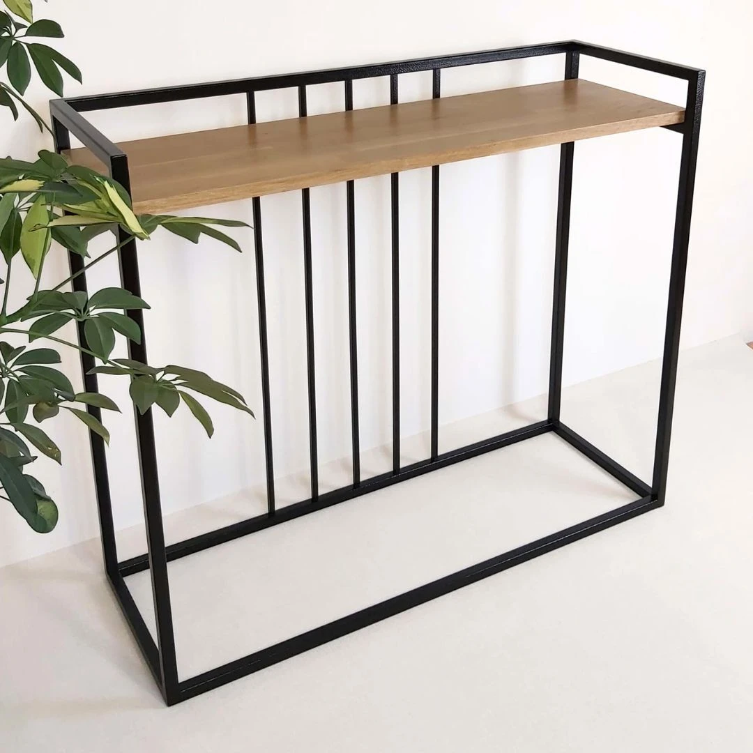 Minimalistinė konsolė iš ąžuolo ir plieno – stilingas interjero akcentas