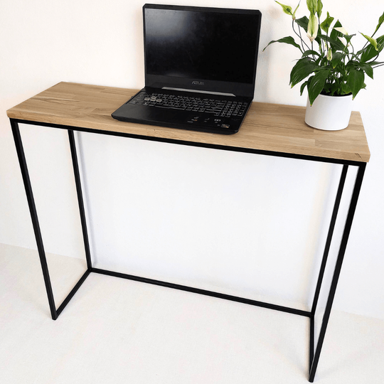 Minimalistinė konsolė iš natūralaus ąžuolo ir plieno