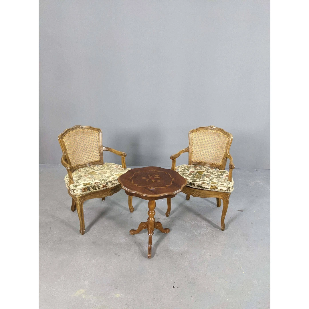 Ratano krėsliukai ir kavos staliukas – puikus interjero akcentas