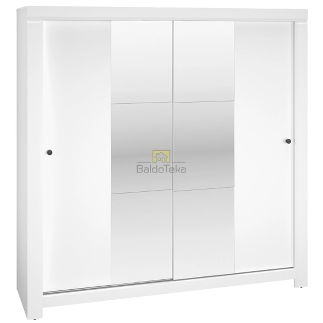 Modernus baltas spintas su metalinėmis rankenėlėmis