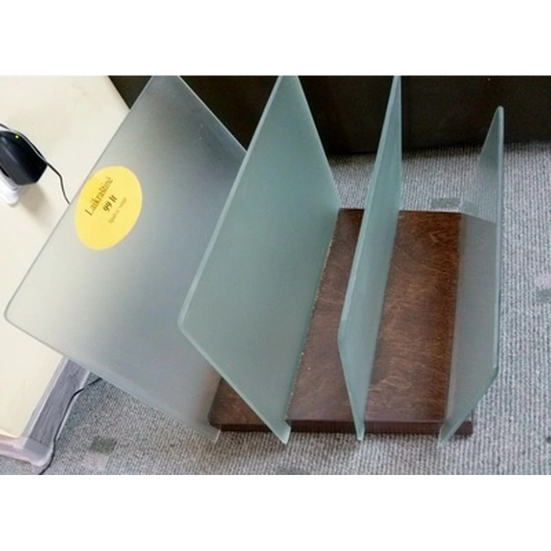 Medinės pagrindo ir matinio stiklo pertvaros baldai