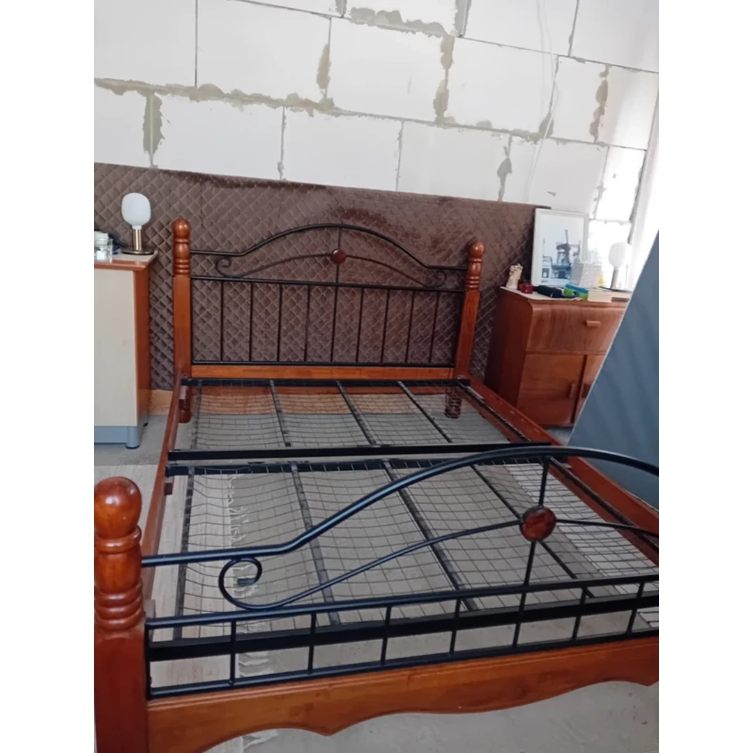 Įspūdingas ąžuolinis lovynas su metalo detalėmis