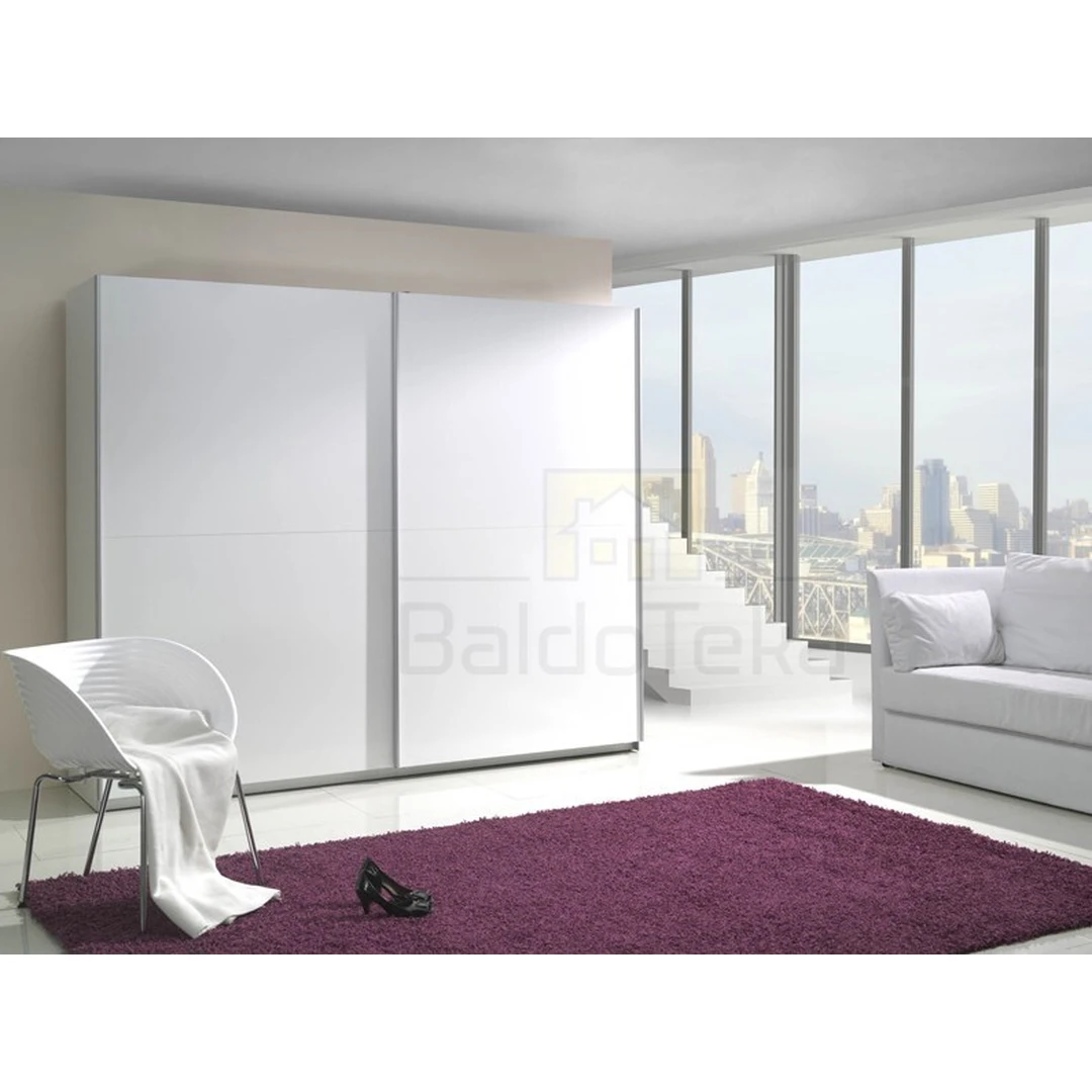 Erdvus baltas matinis spintos korpusas su blizgiais fasadais