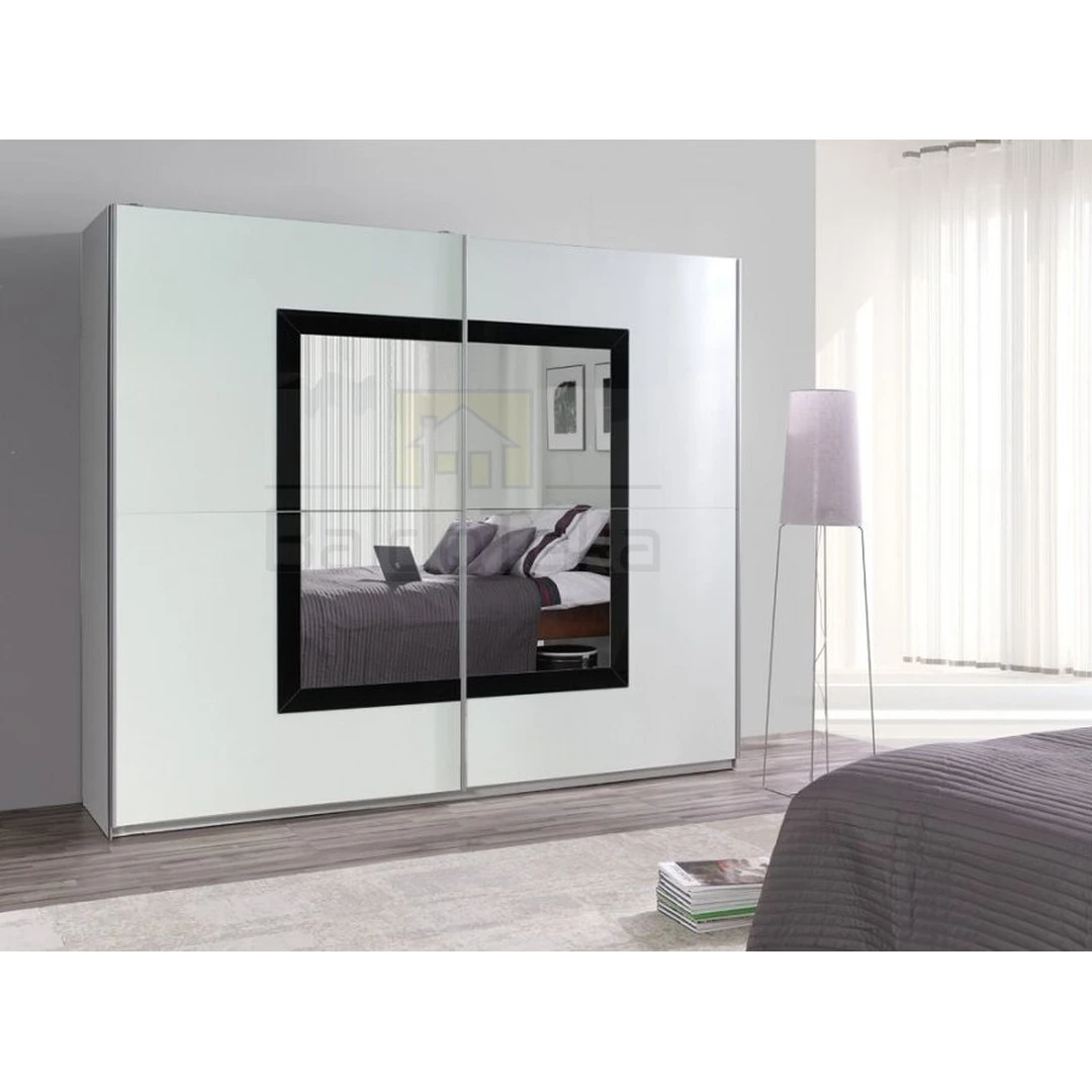 Erdvus baltas-mat ir blizgus juodas-baltas spintos komplektas