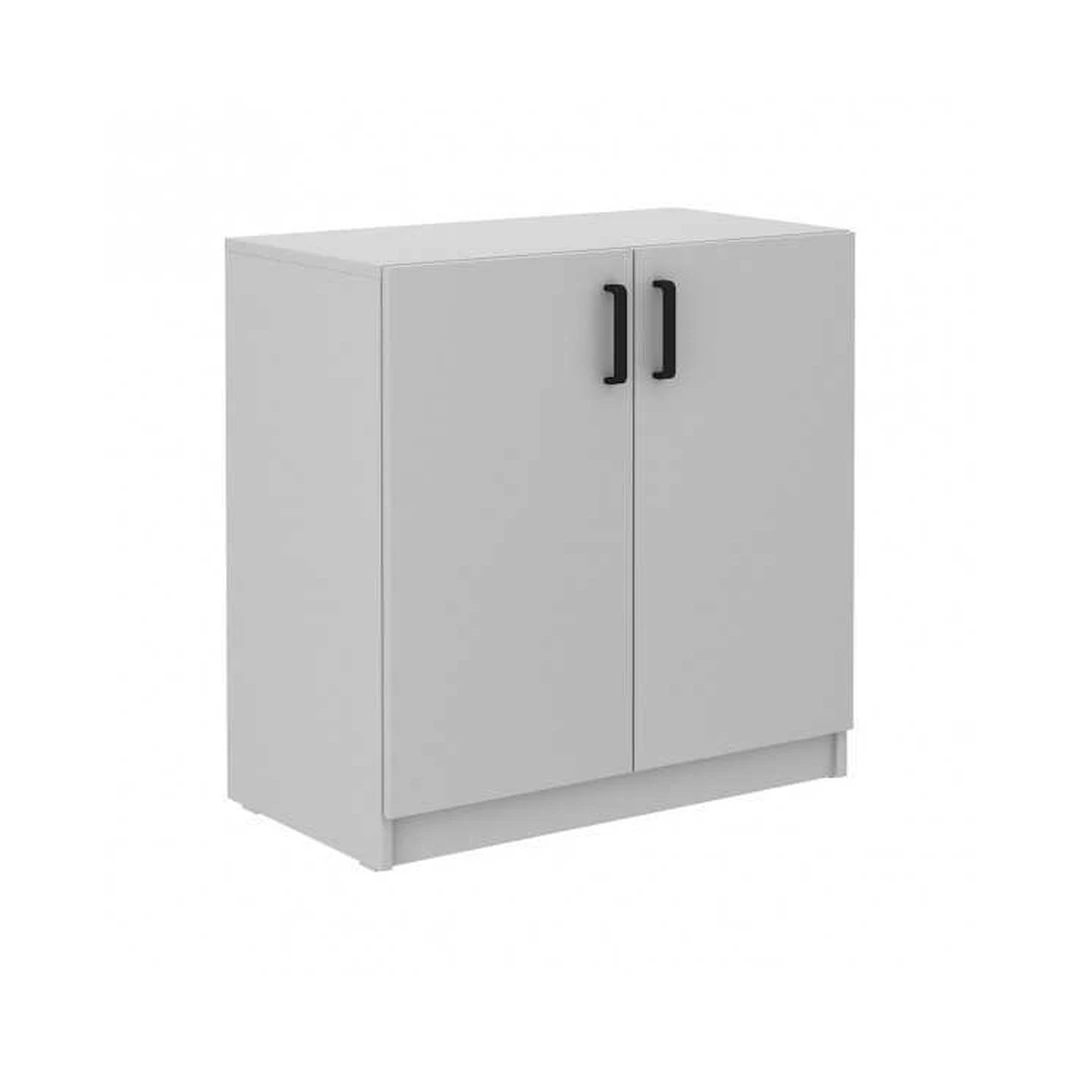 Šviesiai pilkas spintos su metališkais rankenomis