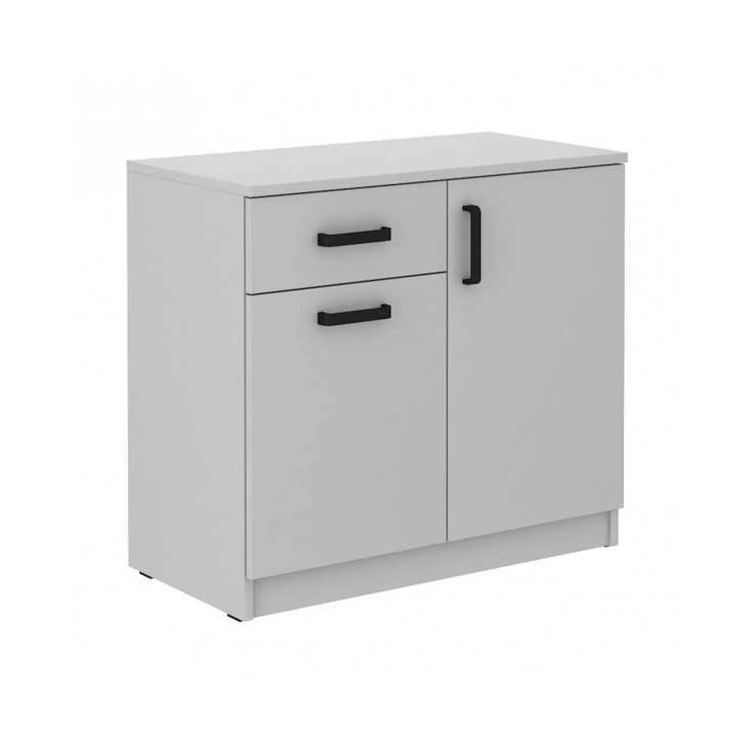 Šviesiai pilkas spintos su metališkomis rankenomis