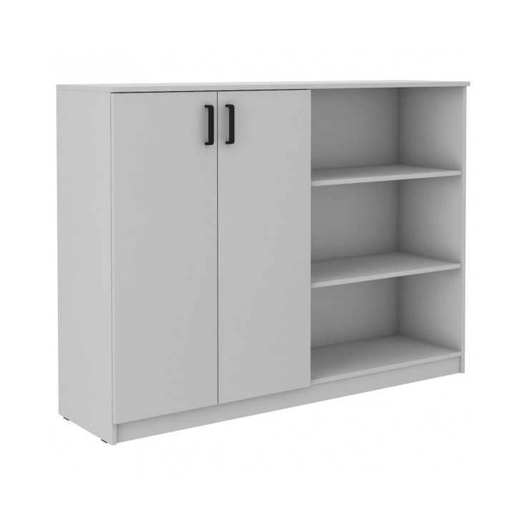 Šviesiai pilkas spintas su metališkomis rankenomis