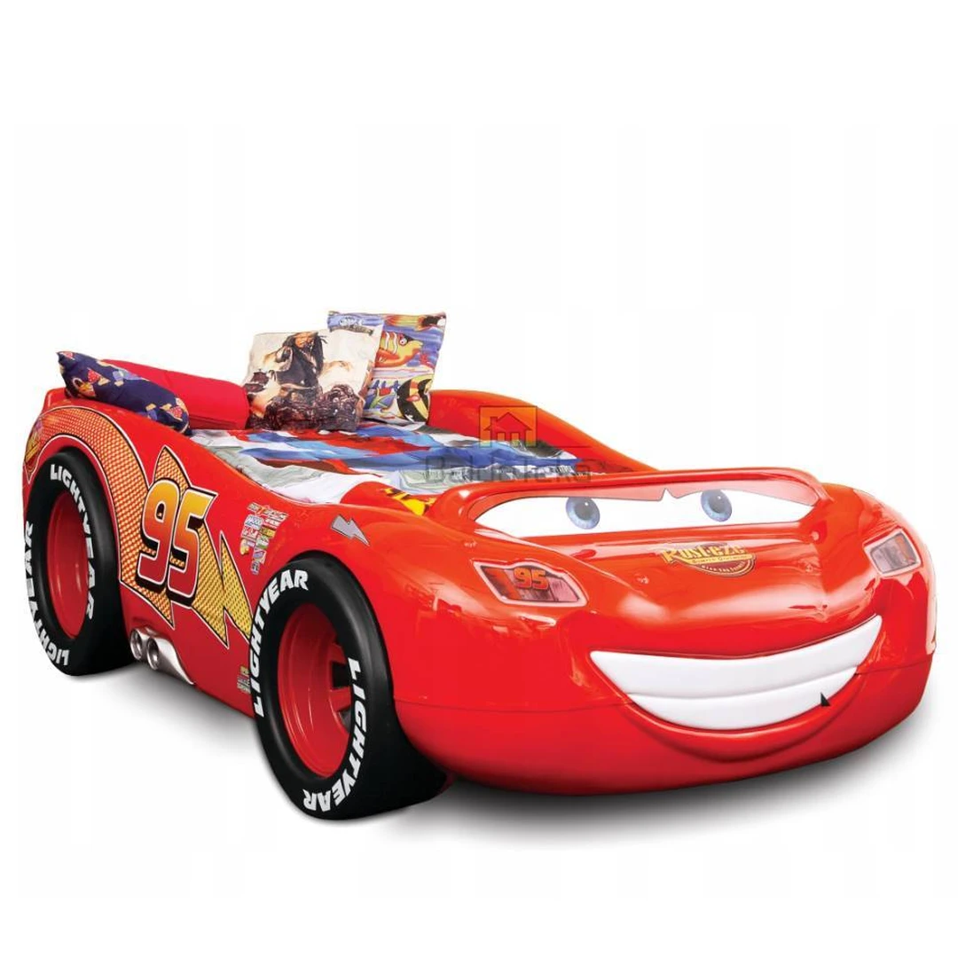 Moderni raudona lova su šviečiančiomis lempomis ir medinėmis grotelėmis