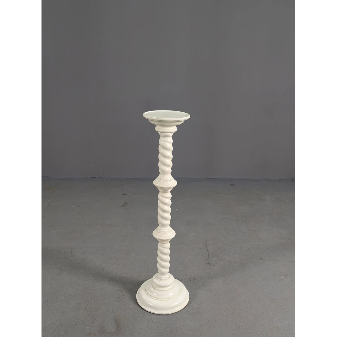 Baltas medinis stovas – puiki erdvės dekoracija