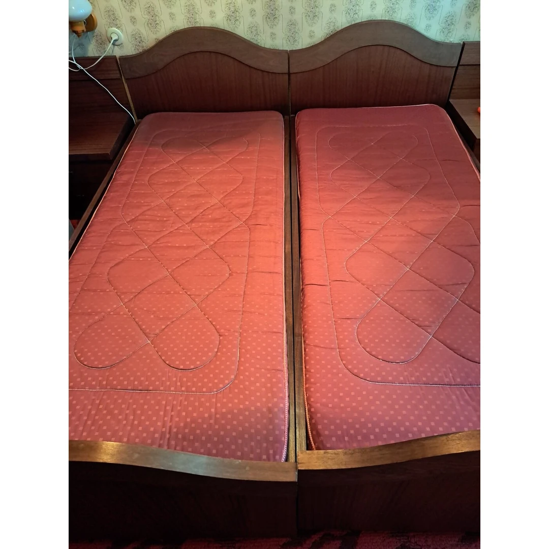 2 lovos ir 2 spintelės – puikus komplektas jūsų namams