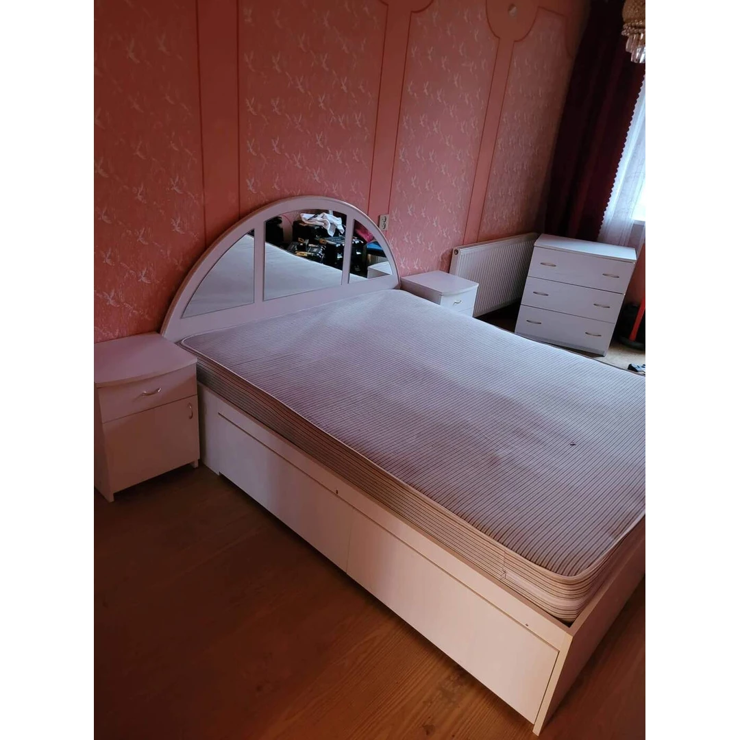 Dvigulė lova su minkštu pagalvu