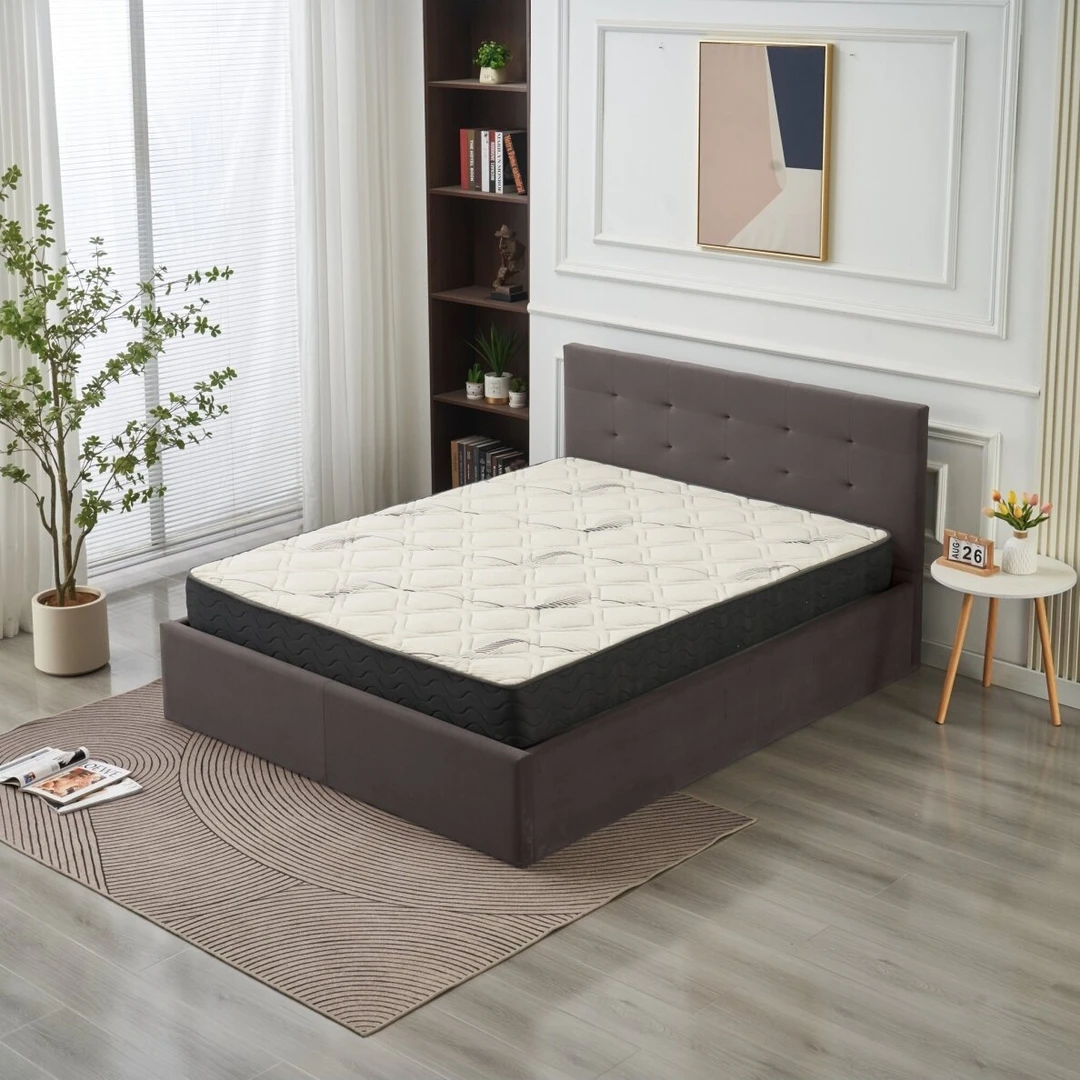 Moderni lova Nora su gobelenais ir patalynės dėže