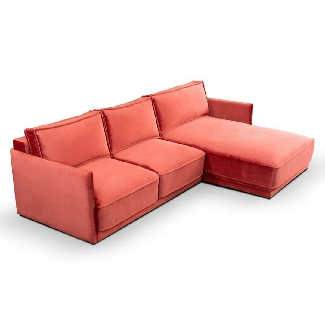 Elegantiška minkšta sofa su atlošu