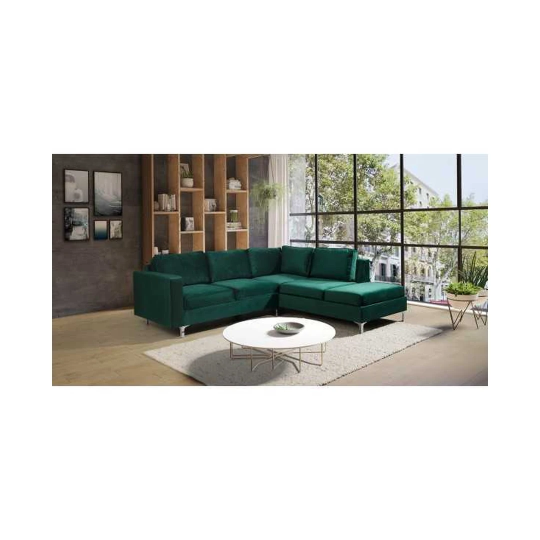 Kampinė sofos pagalvėlėmis