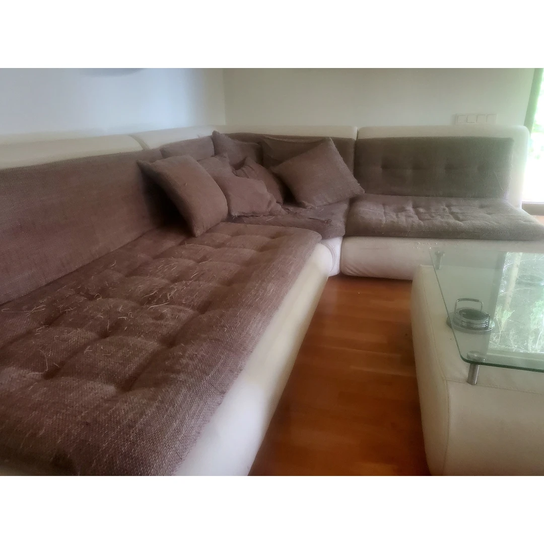 Minkštas kampas iš eko odos ir gobeleno su kavos staliuku