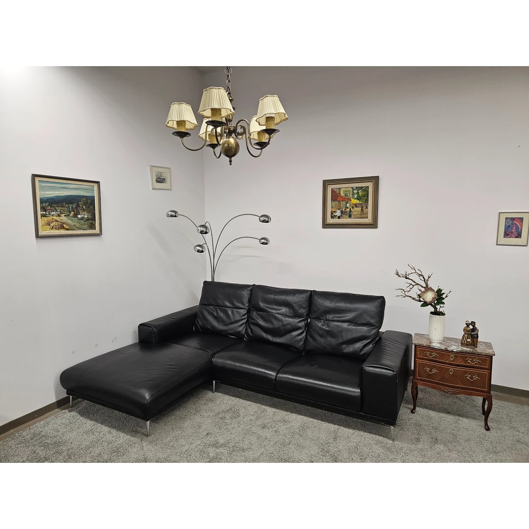 Natūralios odos kampas – erdvus ir patogus namų akcentas