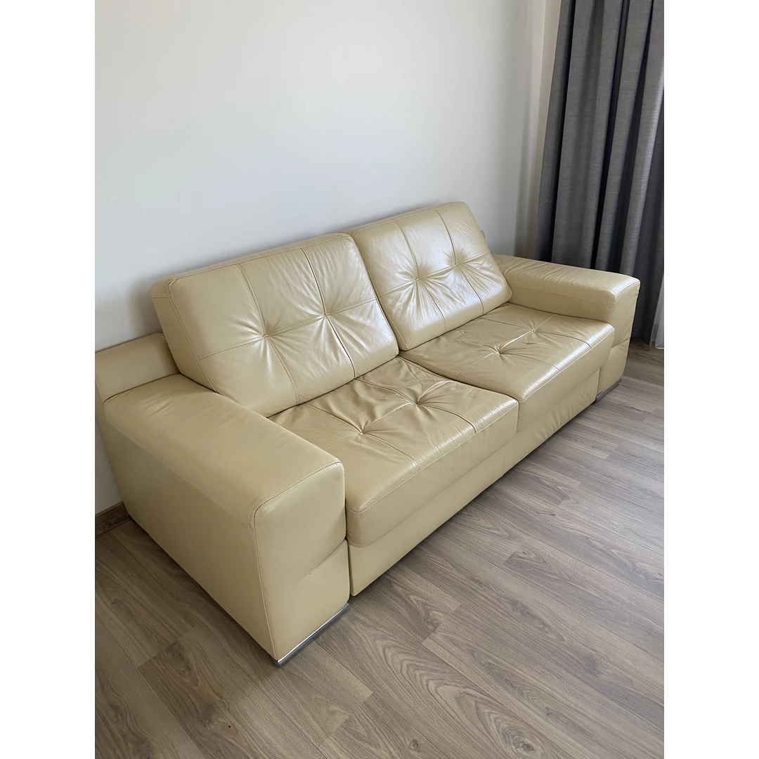 Natūralios odos minkšti baldai – erdvus komplektas su miegamuoju mechanizmu