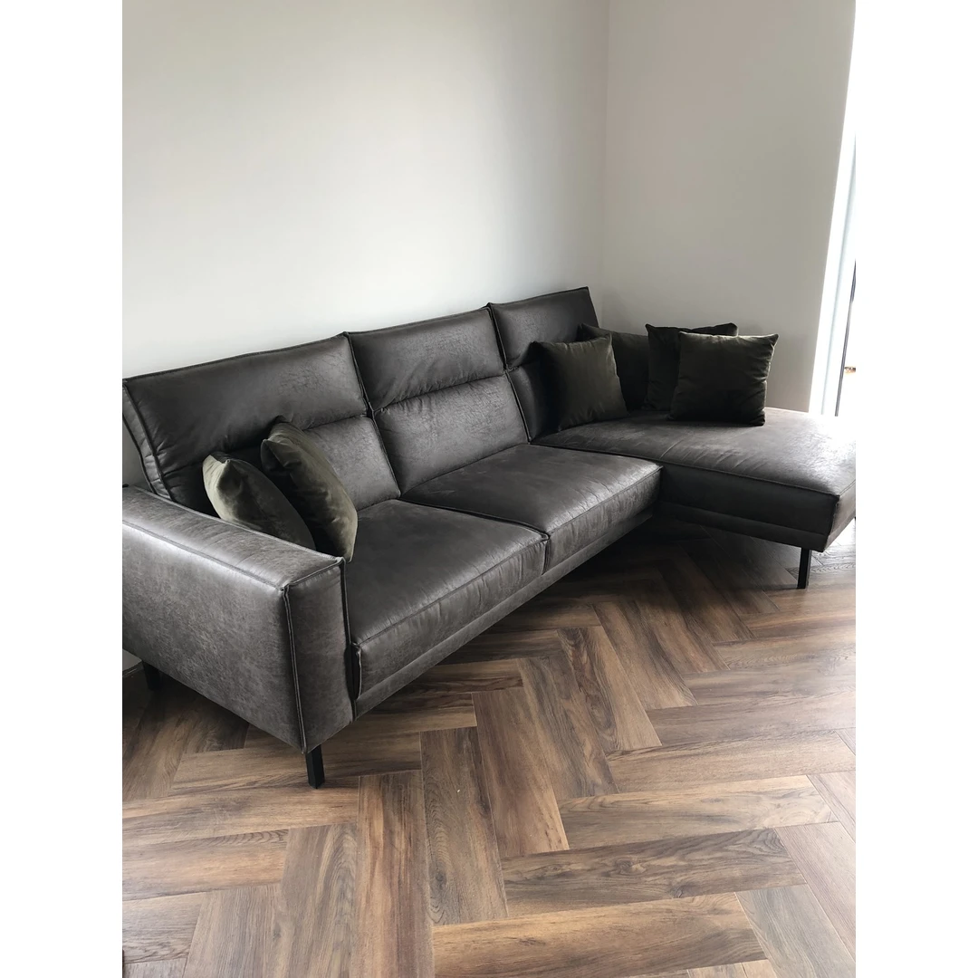 Modernus kampinis sofas Kaune – lankstoma nugarinė dalis