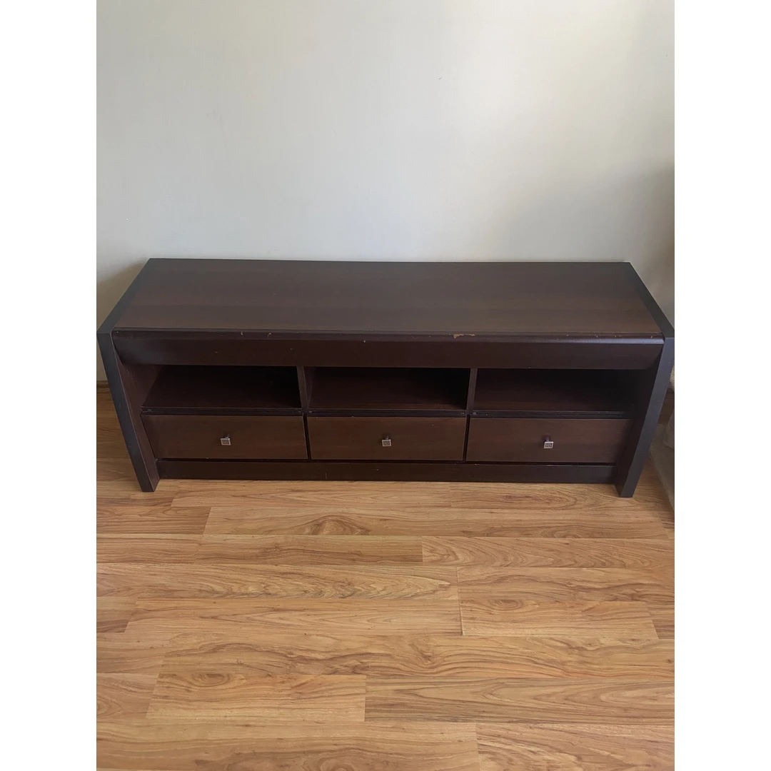 Šiuolaikiška sofos komplektas su minimaliais pabraižymais