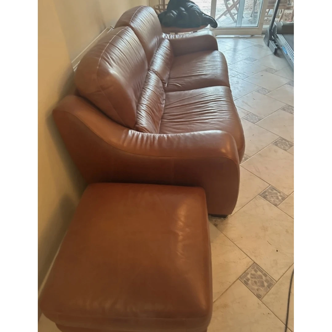 Erdvus sofų komplektas su pufu ir foteliu