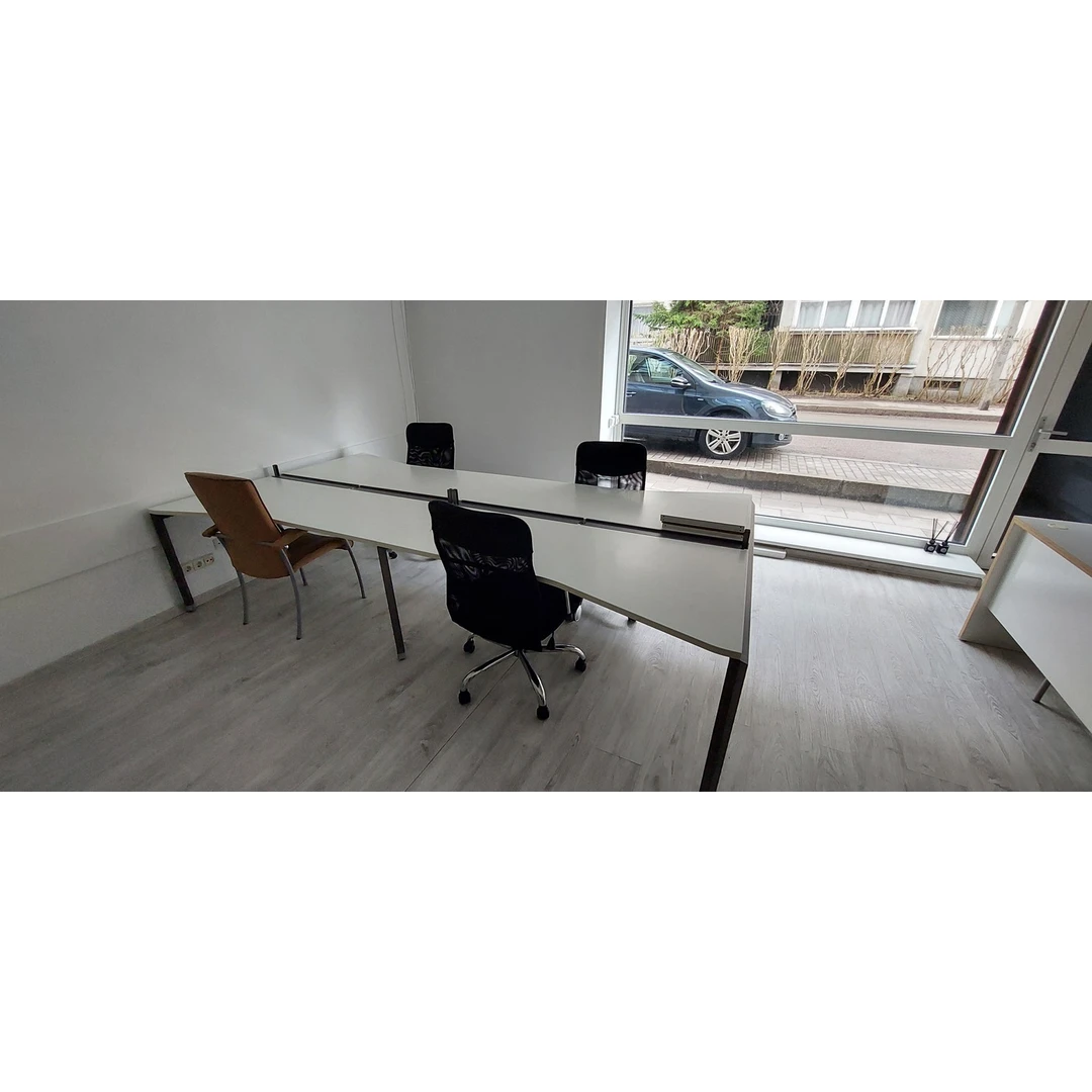 Modernus 4 darbo vietų ofisinis stalas – 323 cm ilgio