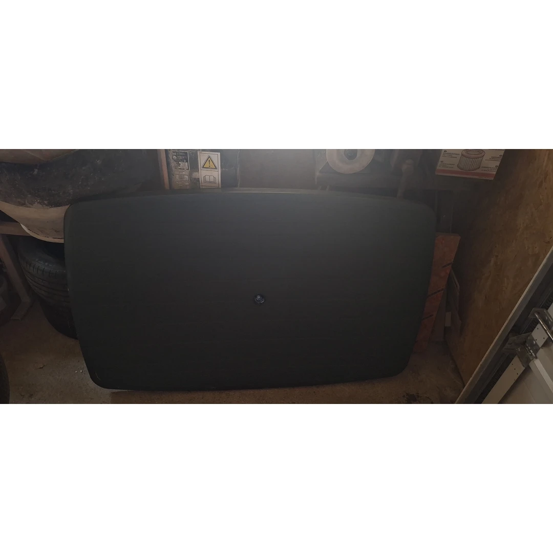 Plastikinis stalas su nuimamomis kojomis – lengvas ir patogus