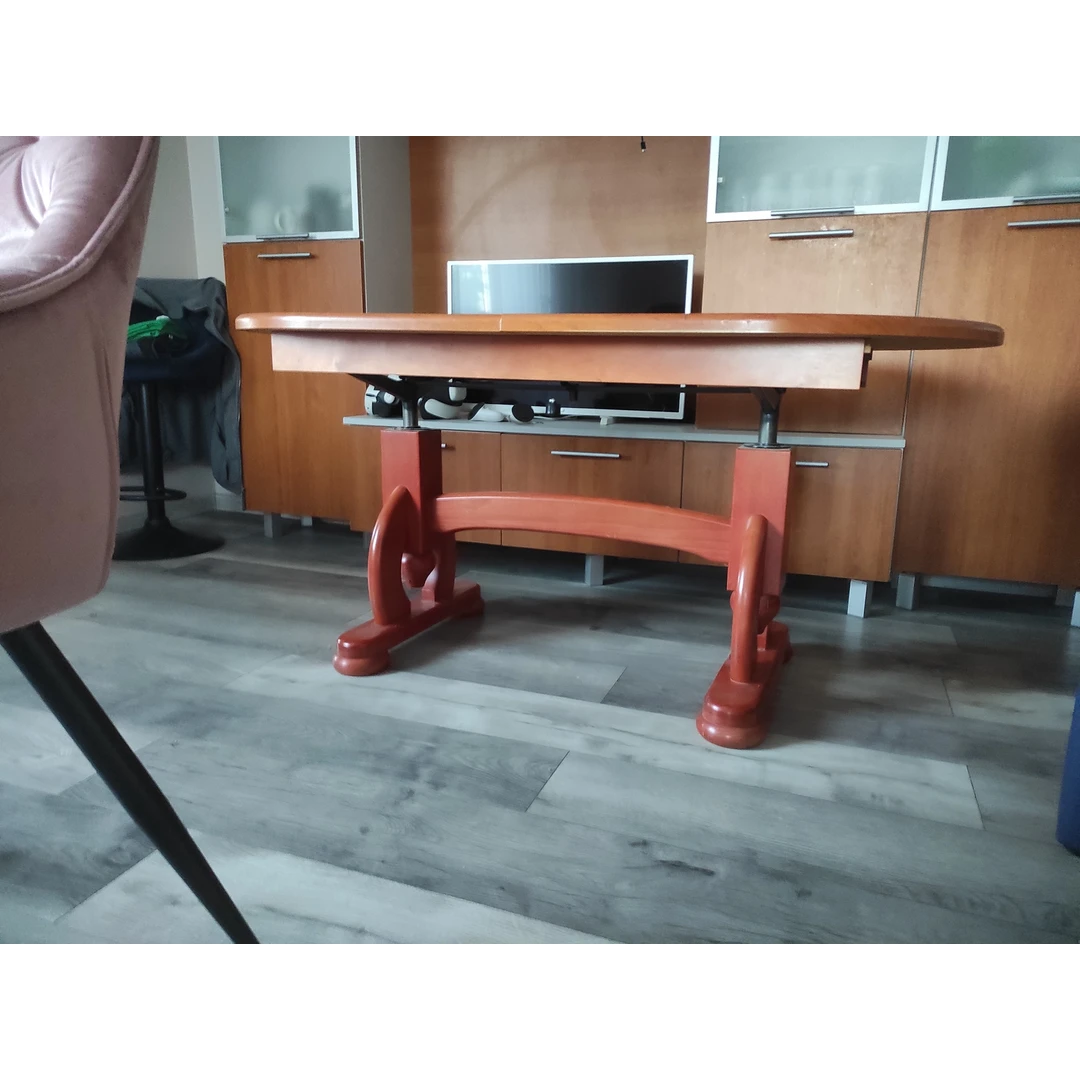 Ergonominis stalas su aukščio reguliavimu ir išilginimo galimybe