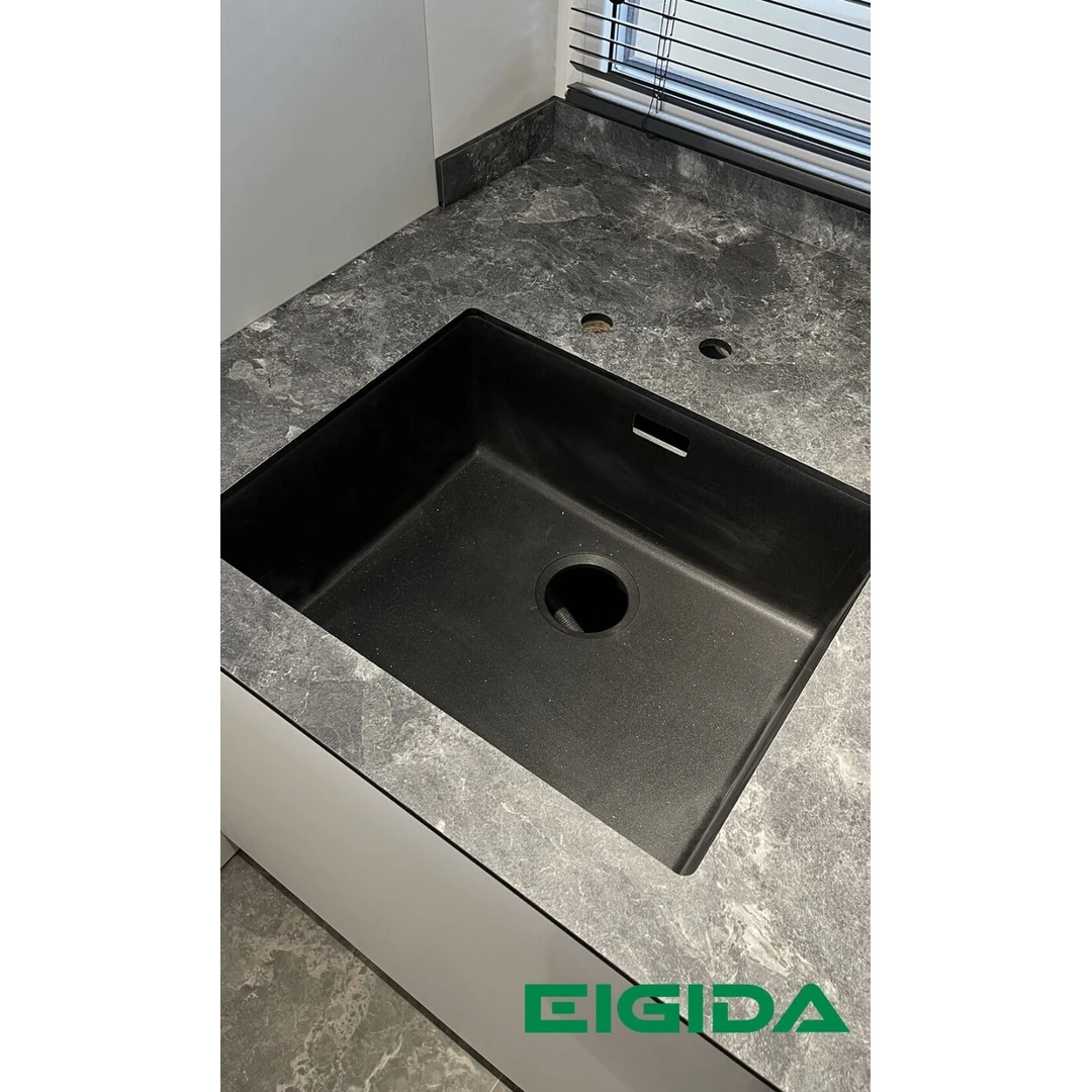 Pilko akmens rašto ir baltos klasikos virtuvės baldai