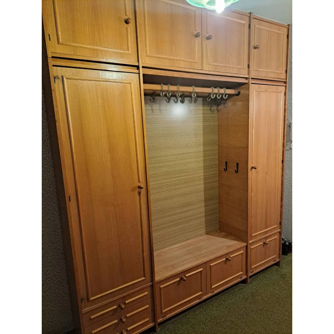 Medinė prieškambario spinta su antresolėmis