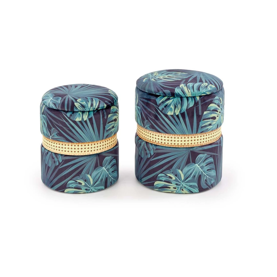 Įvairiaspalviai dviejų komplektų baldai su laikymo funkcija