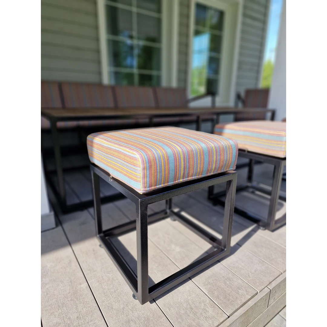 Modernūs terasos baldai su ąžuolinėmis detalėmis ir metaliniu rėmu