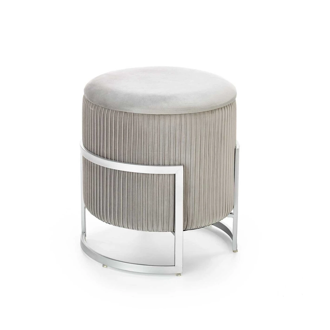 Šviesiai pilkas aksominis pufas su laikymo funkcija