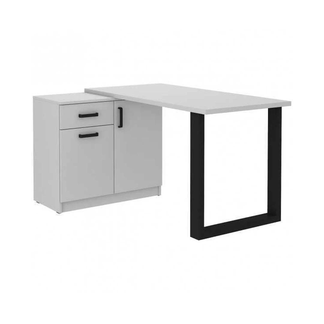 Šviesiai pilkas spintas su metališkomis rankenomis