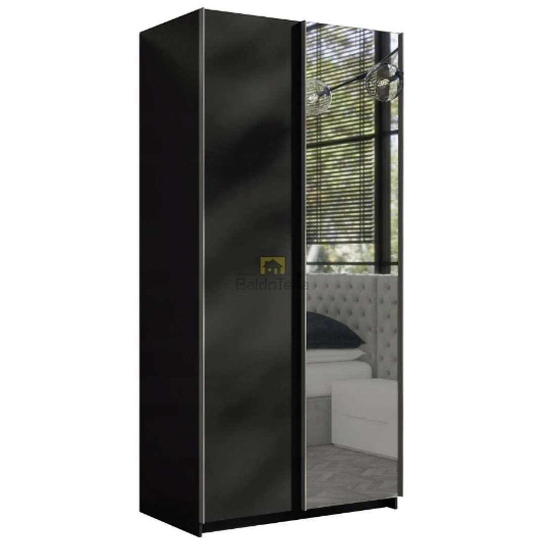 Juodi matiniai spintos veidrodžiai – modernus interjero akcentas