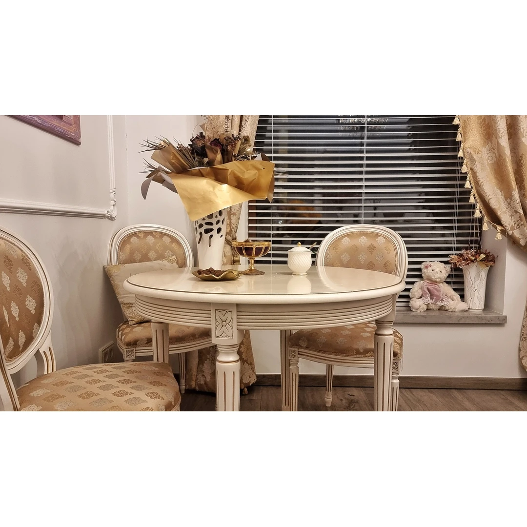 Rokoko stiliaus kavos staliukas su 3 kėdėmis - puiki būsto dekoracija