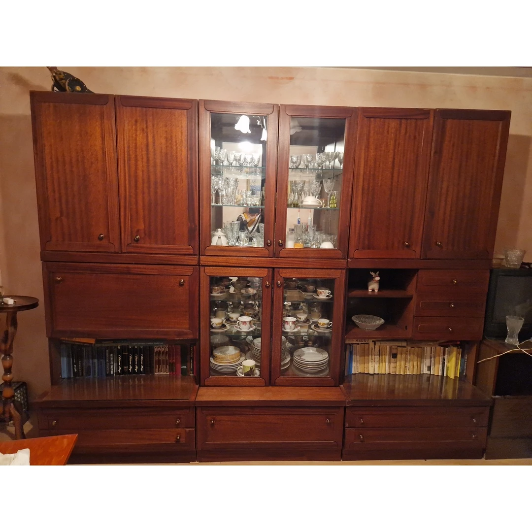 Tamsiai rudi baldai – stilingas ir patvarus pasirinkimas