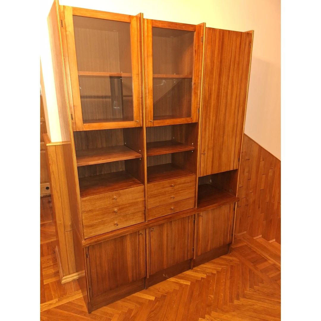 Pabluksė medinė spinta su stiklo įterpimais