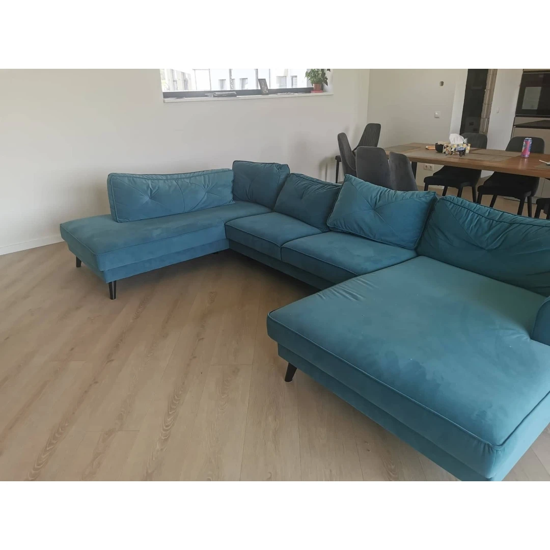 Žalsva-melsva sofa – puikus kambario akcentas