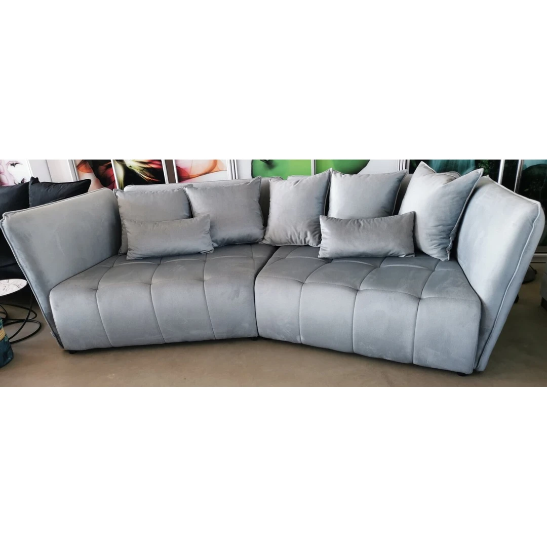 Šiuolaikiška minkšta sofa su audinio apmušalu