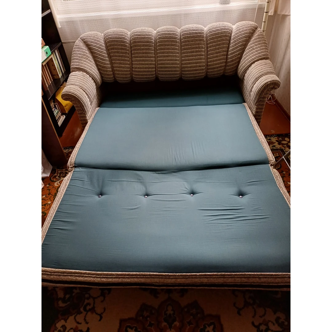 Naudota sofa-lova su patalynės dėže – patogumas ir praktiškumas