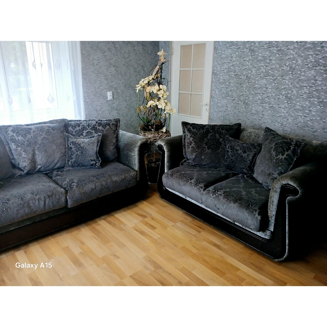 Ergonominė 3+2 sofos forma su miegojimo funkcija